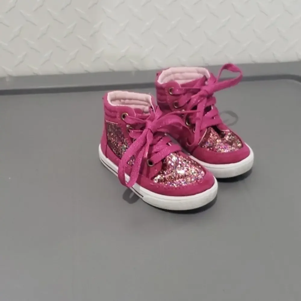 Oshkosh tennis shoes size 5‎
